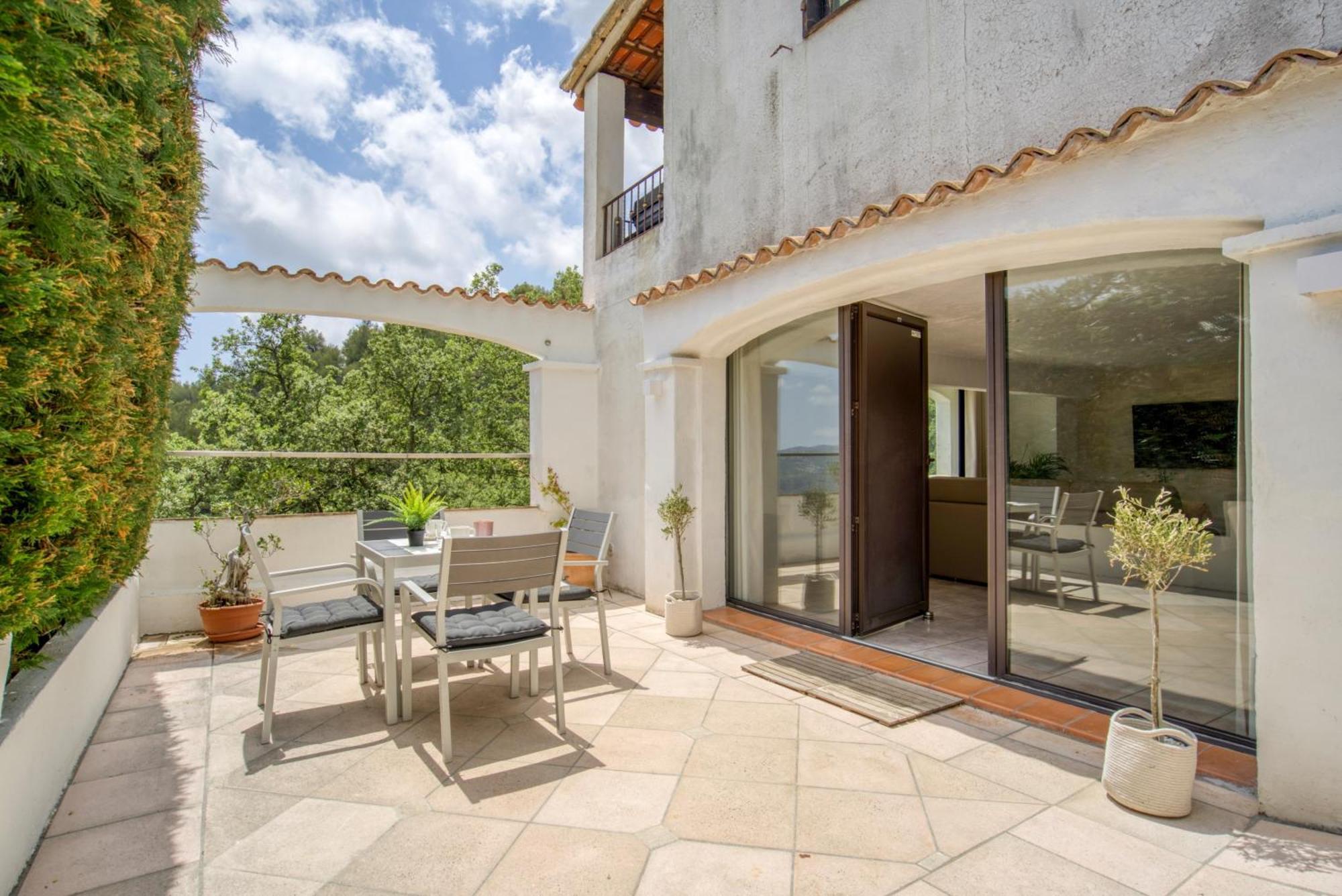 Appartement 2 Pieces Dans Individuelle Terrasses Jardin Carros